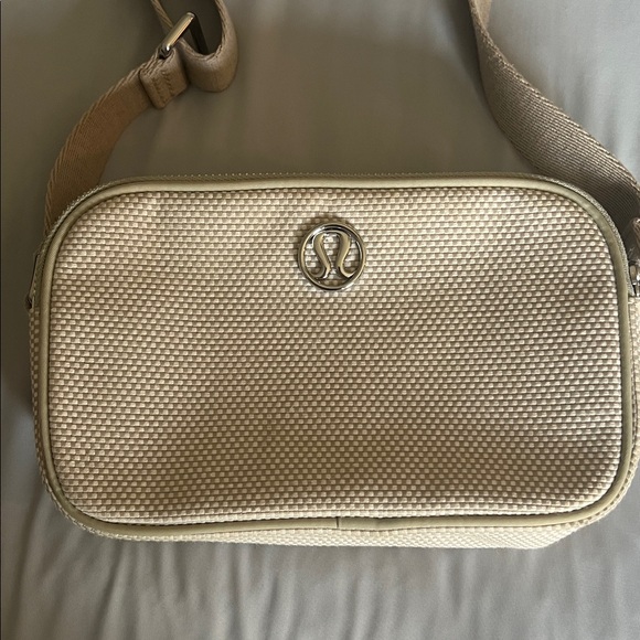 Lululemon Athletica Crossbody Camera 2L Ivory/Tan - Picture 1 of 7
